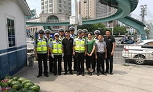 尊龙官网登录人生就是博登录所见，，，，，，，，皆有温度&mdash;&mdash;安徽分公司淮南店慰问一线交警 